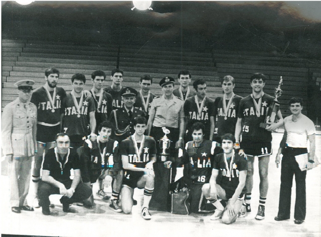 La Nazionale Militare Italiana vince il Campionato del Mondo nel 1973 a Washington: Milani, Viola, Bianchi, Frediani, Giustarini, Benelli, Polzot, Papetti, Della Fiori, Guerrieri (all.), Marzorati, Gorghettto, Benevelli.